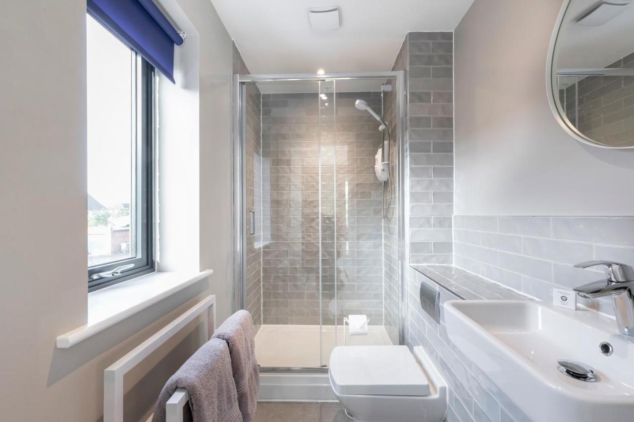 Elliot Oliver - Luxurious Two Bedroom Apartment With Parking Gloucester Exterior foto